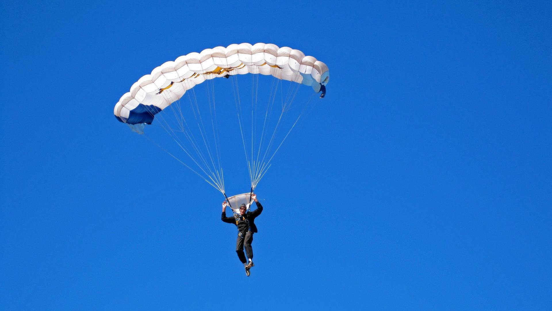 kaiyun开云·官方网站-_魔幻夜光跑步赛：光影交织，燃爆夜晚_，夜光跑道