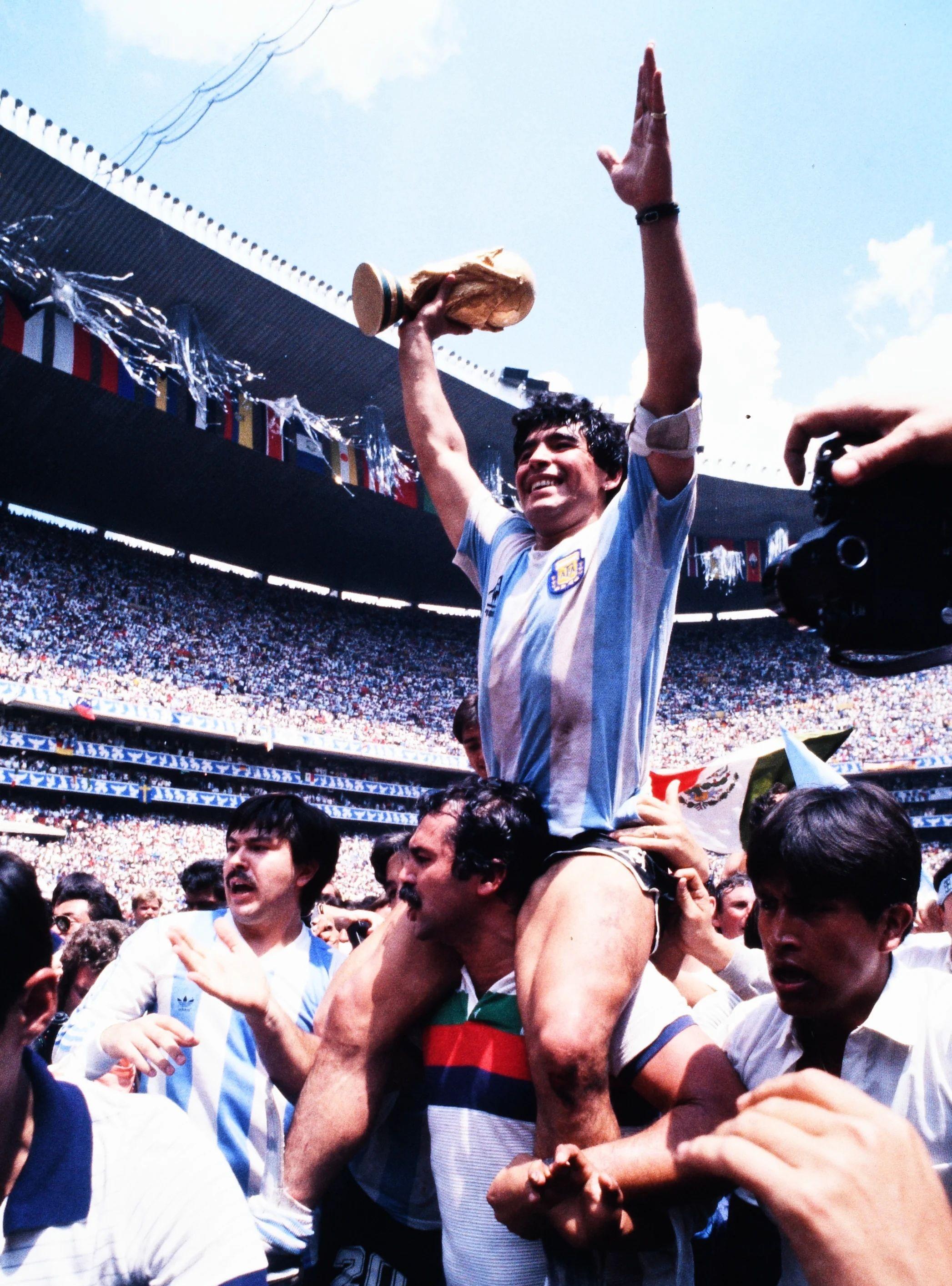 足球史上最伟大进球：马拉多纳连过五人vs梅西复制经典