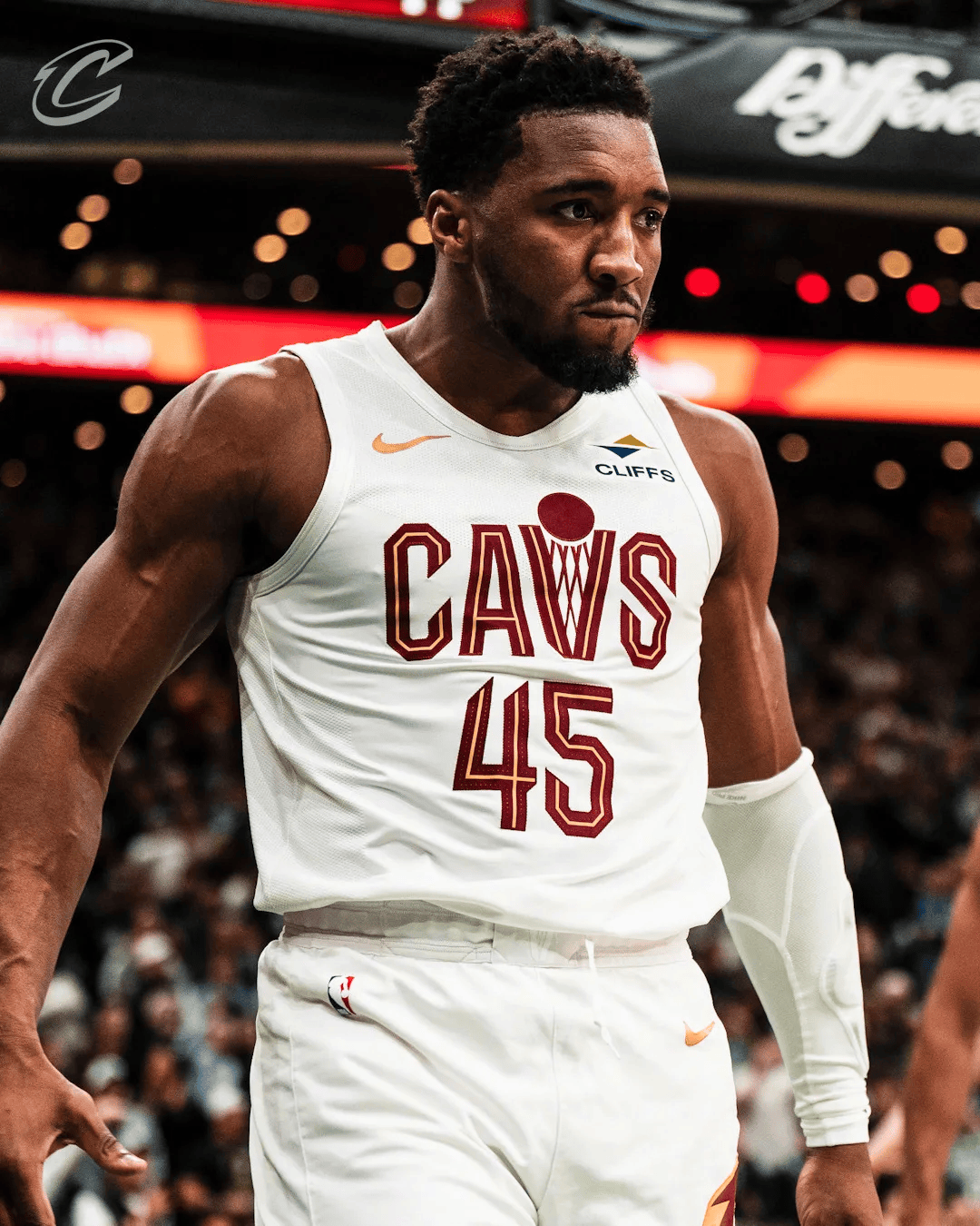 米兰官方网站-米切尔腿筋拉伤，骑士季后赛前景蒙阴影