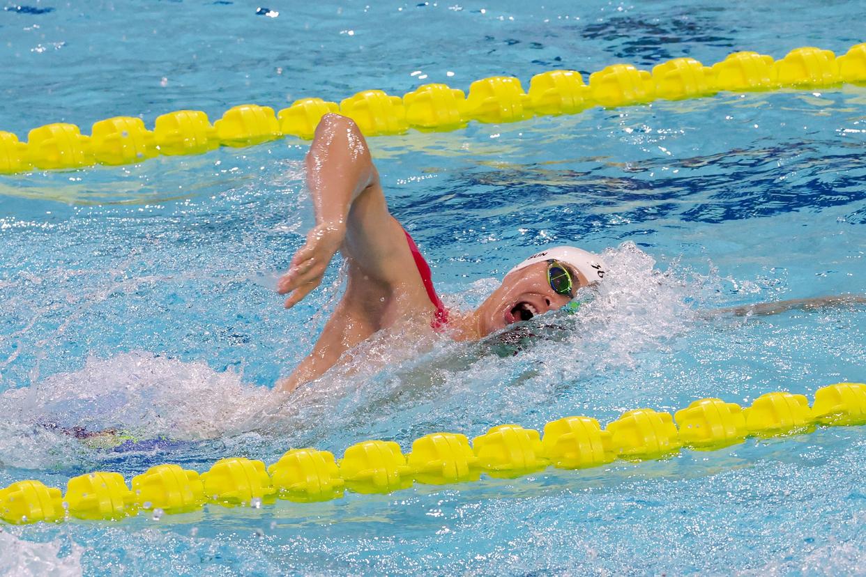 “国际游泳大赛：传奇泳者再创辉煌，破纪录！”