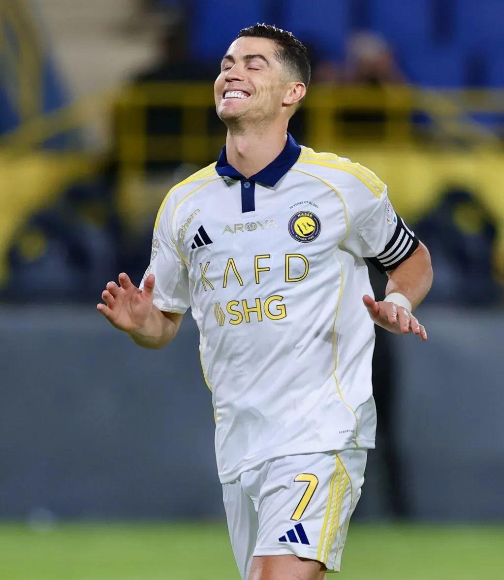 米兰官方网站-包含C罗转会新东家，天价合同震撼足坛的词条