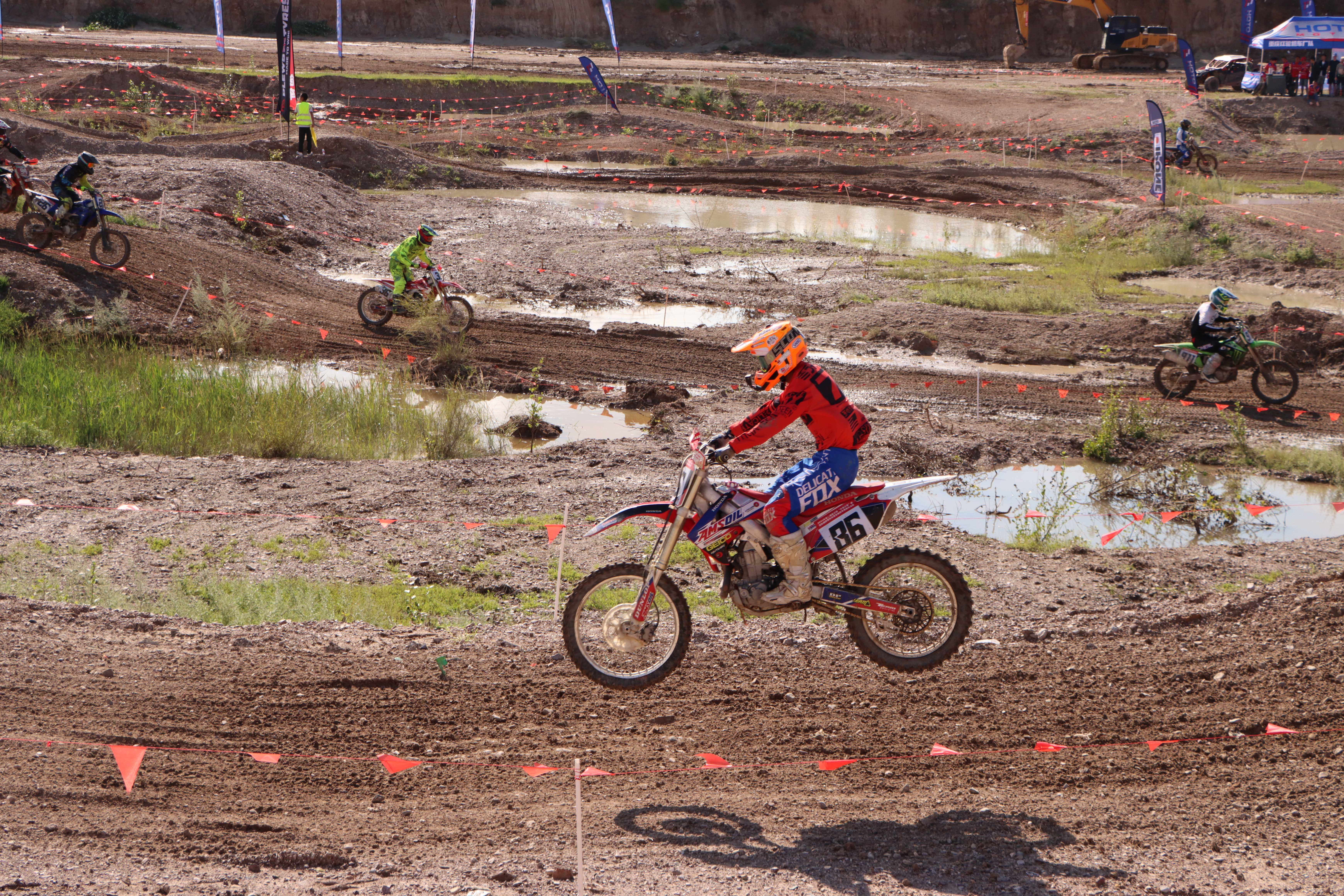 米兰网址-“摩托车越野赛：选手们展现高难度技术与勇气！”