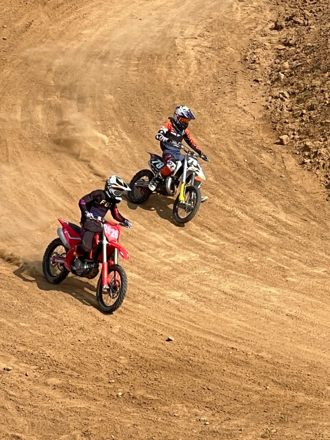 “摩托车越野赛:选手们展现高难度技术与勇气!” “摩托车越野赛:选手们展现高难度技术与勇气!”